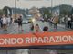 Gli ambientalisti colpiscono ancora e “nudi” bloccano il ponte di piazza Vittorio: traffico in tilt