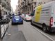 zona trafficata con auto e furgoni