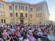 persone in strada a Venaria per festa