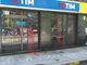 Vernice rossa e scritte contro il negozio Tim di corso Casale