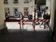 In via Po con lo sguardo verso l'alto: stop ai pedoni per non correre rischi
