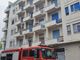 Mamma e figlia giù dal balcone: la bimba in condizioni disperate