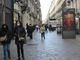 Ultimo giorno senza l’obbligo di mascherine nelle vie dello shopping: in centro in tanti le indossano già