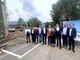visita a cantiere con persone in posa