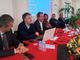 convegno con persone al tavolo relatori