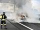 Auto va a fuoco in tangenziale: illeso il conducente, disagi alla circolazione