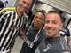 Tre calciatori che fanno un selfie