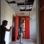 Una immagine della devastazione subita dalla scuola