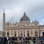 Papa Francesco, riaperta San Pietro: già oltre 128mila persone per l'omaggio - Diretta