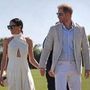 Lo zampino di Meghan e della sua guru nella possibile pace tra Harry e Re Carlo