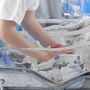 Neonati morti in ospedale a Bolzano, batterio killer nel dispenser per lavare i biberon