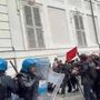 Torino, tensioni e scontri al corteo: lancio di oggetti e cariche della polizia