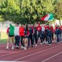 Sfilata di giovani con bandiere Sfilata di giovani con bandiere