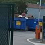 La persona tra i container