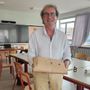 Danilo Chiabrando con la busta delle prove della sua ultima maturità: la trentacinquesima