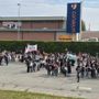 Un fiume di persone da piazza Facta al Carrefour di Pinerolo