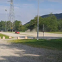 Acrobazie in minicar nell’area pedonale del Bersaglio di Luserna San Giovanni [VIDEO]