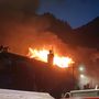 Una casa va in fiamme nel capoluogo di Usseaux Una casa va in fiamme nel capoluogo di Usseaux