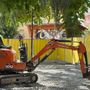 L’escavatore in piazza Muston con dietro il gufo L’escavatore in piazza Muston con dietro il gufo