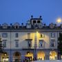 Uomo sale sul tetto e minaccia di buttarsi giù Uomo sale sul tetto e minaccia di buttarsi giù
