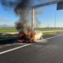 Auto in fiamme lungo la tangenziale di Torino