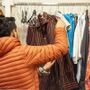 Con Progetto Abito un aiuto a chi non può permettersi di comprare un vestito