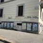 Scritte sulle case popolari di Mirafiori