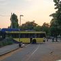 Autobus della linea 43 finisce contro un cancello
