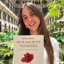 L'autrice con il suo libro