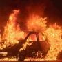 Auto in fiamme a Moncalieri, la sosta selvaggia rallenta l'arrivo dei pompieri