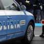 Madonna di Campagna, giovane tenta di buttarsi dal quinto piano: salvata da due poliziotti