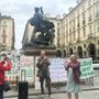 Protesta degli ambientalisti davanti al Comune di Torino