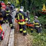Auto precipita lungo una scarpata : Vigili del fuoco in azione a Baldissero