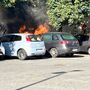 Mattinata di paura, auto in fiamme davanti all’Ovs di via Livorno