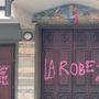 Scritte rosa sul portone di ingresso: vandalizzata la chiesa Sant'Anna di Torino
