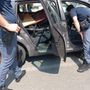 Biciclette di dubbia provenienza e rame dentro l’auto abbandonata