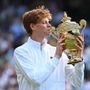 Jannik Sinner bacia la coppa, dopo il trionfo a Wimbeldon