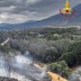 Vento e terreno secco, divampa il fuoco nel bosco di Caprie: lanci d'acqua per via aerea
