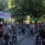 Bici, roller balde, cargo bike: la protesta degli ambientalisti sfila dal Salone dell'Auto fino a Mirafiori