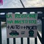 I cartelli di contestazione al Salone dell’Auto