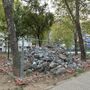 Le macerie presenti nel giardino