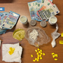 I soldi e la droga recuperati dalla Polizia