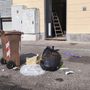 Sporcizia nel mercato di Piazza Foroni: scambio di accuse tra ambulanti e politica