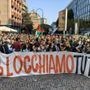 Lo striscione che accompagna la protesta degli studenti