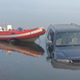 L'auto finita tra le acque del lago