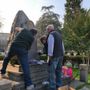 Dopo il raid vandalico i volontari rimuovono le scritte dal monumento