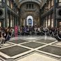 Le persone in coda in Galleria San Federico