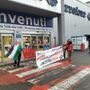 Attivisti di Ultima Generazione manifestano davanti al Carrefour di corso Turati Attivisti di Ultima Generazione manifestano davanti al Carrefour di corso Turati