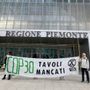 La protesta degli attivisti di Extinction Rebellion davanti alla Regione