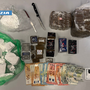 Gli oggetti e la droga posti sotto sequestro dalle forze dell'ordine